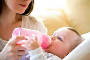 bé tập bú bình lần đầu